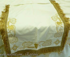 coatings , white , church, embroidery, velvet , cross, tablecloth, tablecloth altar , clothing, goblet , gleaning grapes